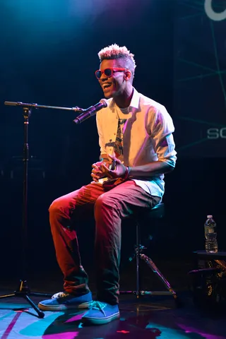 Tech Play - Musician Curtis Fields performs using his smartphone at the SoundCTRL 5th annual FlashFWD awards at Irving Plaza in New York City. (Photo: Eugene Gologursky/Getty Images for SoundCTRL/Flash FWD)