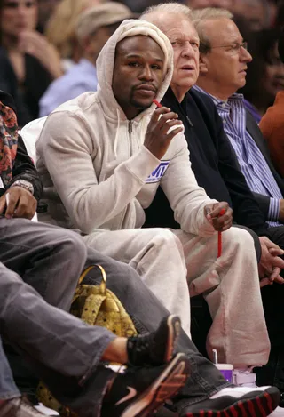 Gaming - Boxing champ Floyd Mayweather Jr. munches on licorice while taking in the Los Angeles Clippers versus the Houston Rockets at Staples Center in downtown Los Angeles.&nbsp; (Photo: London Entertainment / Splash News)