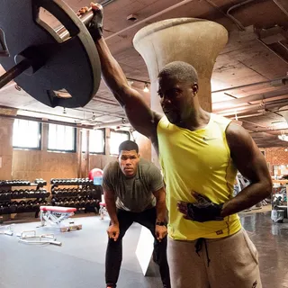 Training Day - Kevin gets his grind on with his trainer by his side.(Photo: Kevin Hart via Instagram)