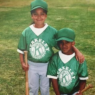 Gloria Govan - &quot;@lonniegovan&nbsp;why you so mad? Could it be because I hit a home run and you hit the catcher in the face? #tbt #coedbaseball #Berkley&nbsp;#brotherandsister&nbsp;#'98&quot;The reality star took to the 'gram to stunt on her bro real quick!(Photo: Gloria Govan via Instagram)