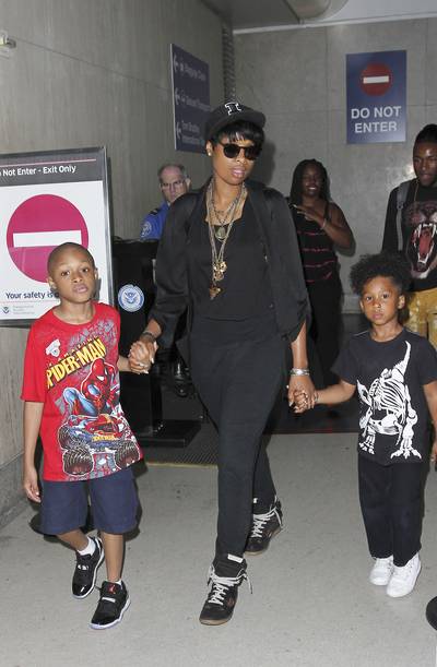 Cool Mom - Jennifer Hudson makes her way through LAX with her son, David Jr., and his friend after flying from her hometown of Chicago.&nbsp;(Photo: Splash News)