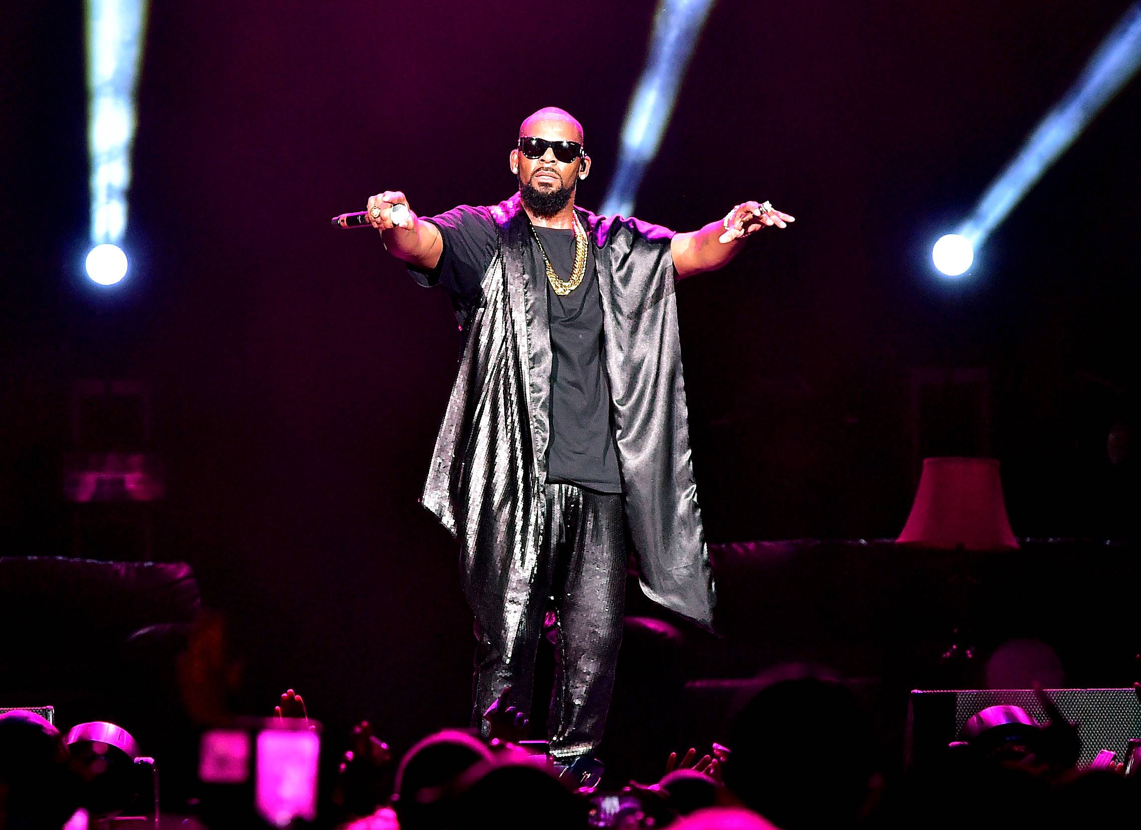 R. Kelly Wants Your Buffet Selfies | News | BET