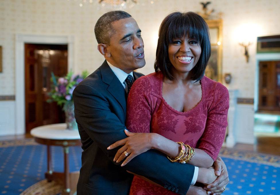 First Couple Love - For Valentine's Day, take a look at 14 wonderful photos of how the first couple shows their love.&nbsp;—Erin E. Evans (@heyerinevans)&nbsp;  The first couple enjoys a moment together on Jan. 17, 2013, during inaugural festivities. (Photo: Pete Souza/Official White House Photo)