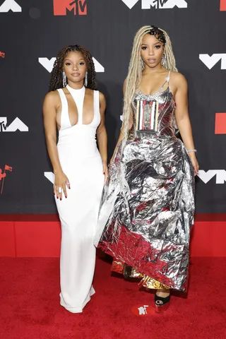 Chloe x Halle - After a short time apart while Halle filmed the Little Mermaid, Chloe and Halle made their first appearance together as Chloe prepared to perform her new single “Have Mercy”. Halle wore a sleek white gown with abstract cut-outs by Monot and Chloe was a snack, literally. She wore a metallic silver dress embellished with a silver spoon from Marni FW21.&nbsp;After a short time apart while Halle filmed the Little Mermaid, Chloe and Halle made their first appearance together as Chloe prepared to perform her new single “Have Mercy”. Halle wore a sleek white gown with abstract cut-outs by Monot and Chloe was a snack, literally. She wore a metallic silver dress embellished with a silver spoon from Marni FW21.After a short time apart while Halle filmed the Little Mermaid, Chloe and Halle made their first appearance together as Chloe prepared to perform her new single “Have ...