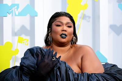 082822-style-see-the-eye-catching-hairstyles-spotted-at-the-2022-mtv-video-music-awards-lizzo.jpg