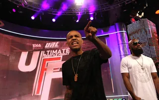 Eeeeee - What's host Bow Wow pointing at?  (Photo: Bennett Raglin/BET/Getty Images for BET)