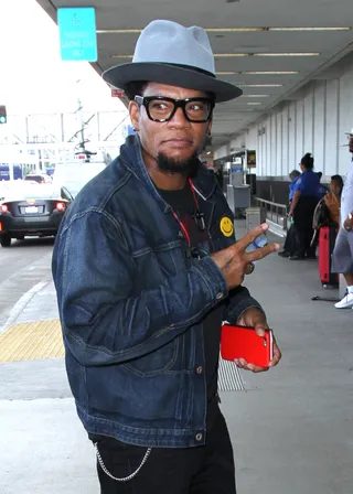 Funny Guy - D.L. Hughley arrives at LAX airport to catch a flight.(Photo: SkyFall / London Entertainment)