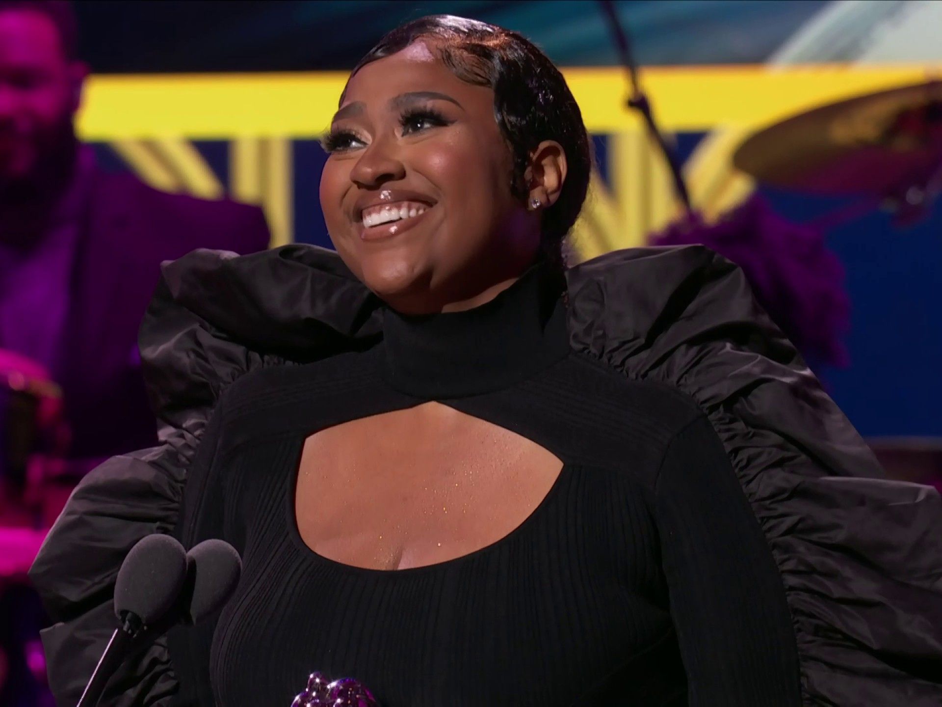 Jazmine Sullivan Wins Best R&B/Soul Female Artist - Soul Train Awards ...