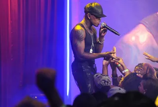 Serenade - Ne-Yo performs at 106 &amp; Park, August 1, 2012. (Photo: John Ricard / BET)