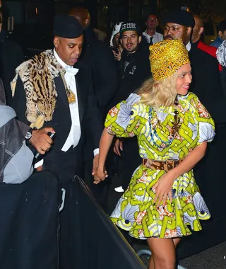 She's Your Queen, Bey - Beyoncé and Jay Z hold hands as they arrive at 1 OaK's Halloween party dressed as a modern day Prince Akeem&nbsp;and a 2015 Queen Lisa&nbsp;from Eddie Murphy's classic comedy Coming to America.&nbsp;(Photo: 247PAPS.TV / Splash News)