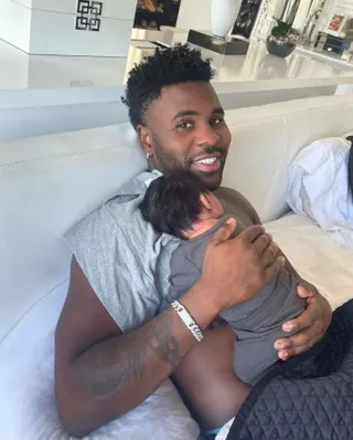 Jason Derulo And Baby Jason King - Jason Derulo&nbsp;shared this adorable Instagram photo showing himself cradling his newborn son,&nbsp;Jason King. We couldn't help but notice that the 3-week-old already has a full head of hair, and neither could fans who commented on the post. Soooo cute! Jason Derulo/Instagram