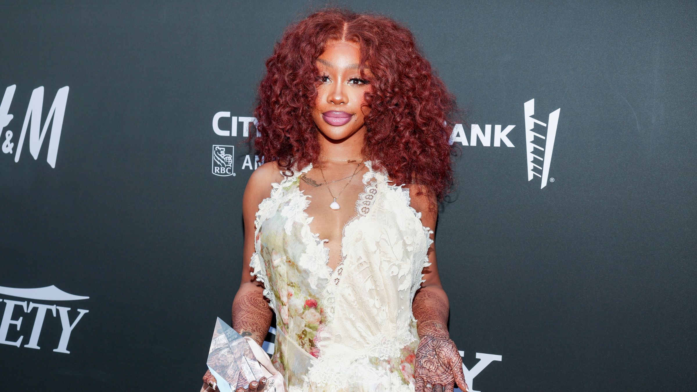SZA Details Why She Removed Her Breast Implants - Vimarsana News