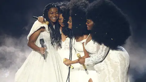 Mickey Guyton Performs ‘Love My Hair’ At CMA Awards To Honor Black Student