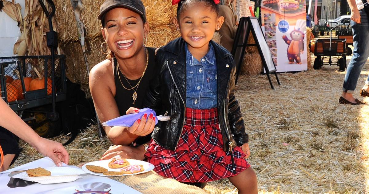 Christina Milian goes to Flame Broiler with her daughter and