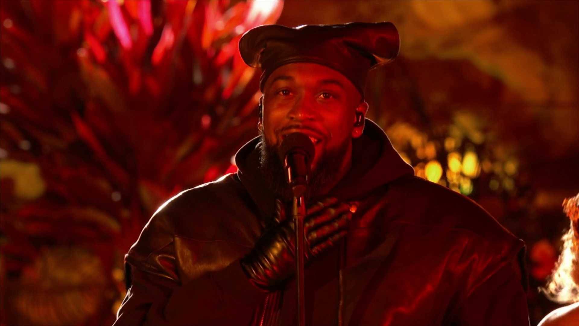 Dante Bowe performs at the BET Soul Train Awards 2023.