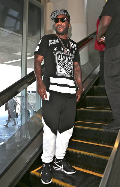 Escape From L.A. - Jeezy arrives at Los Angeles International (LAX) airport to catch a flight back home to Atlanta.(Photo: WENN.com)
