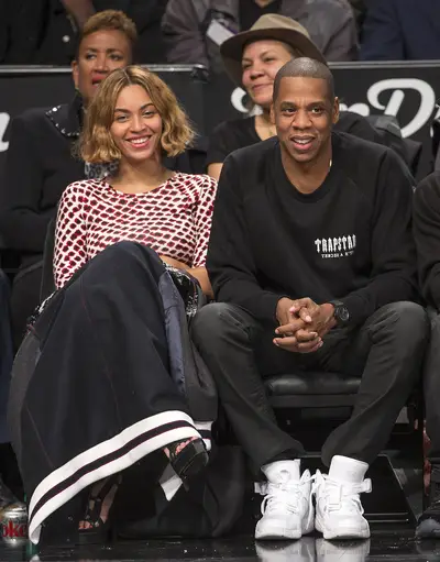 Courtside Sweeties - Beyoncé and Jay Z &nbsp;enjoy the home season opener for the Brooklyn Nets as they take on the Oklahoma City Thunder at Barclays Center in Brooklyn, New York.&nbsp;(Photo: Anthony J. Causi / Splash News)