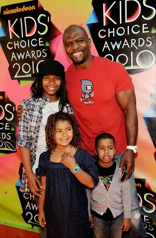 Terry Crews and the Kids - Terry Crews and the kids pose on the red carpet for Nickelodeon's 23rd Annual Kids Choice Awards. (Photo: Larry Busacca/Getty Images for KCA)