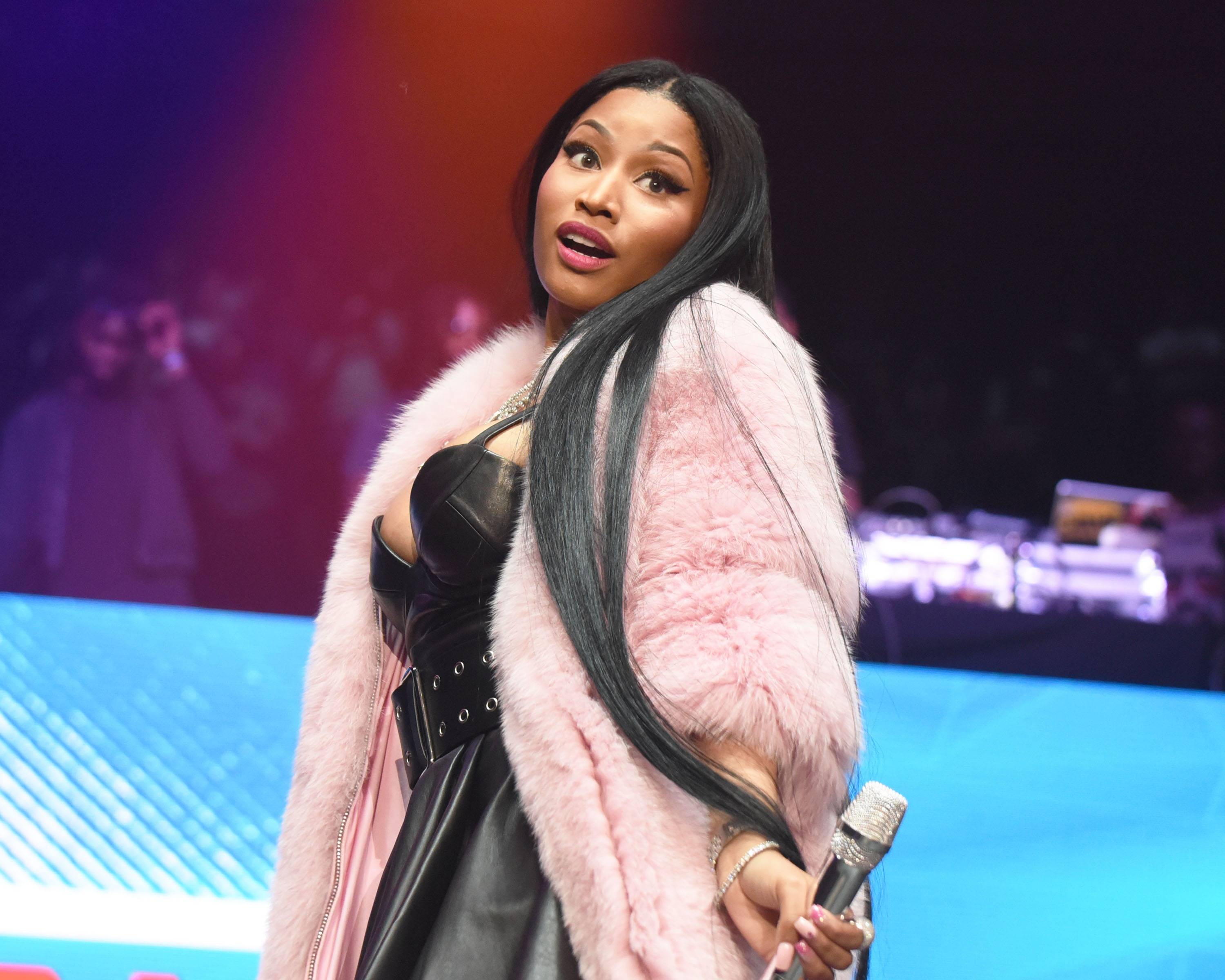 Nicki Minaj Handled This Embarrassing Malfunction At Made In America(02)