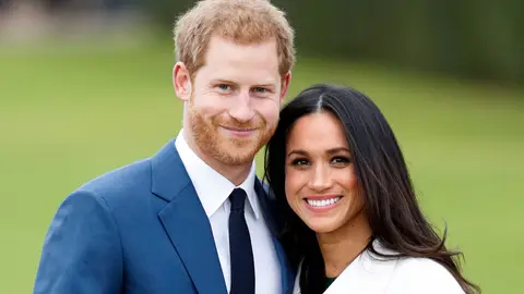 LONDON, UNITED KINGDOM - NOVEMBER 27: (EMBARGOED FOR PUBLICATION IN UK NEWSPAPERS UNTIL 24 HOURS AFTER CREATE DATE AND TIME) Prince Harry and Meghan Markle attend an official photocall to announce their engagement at The Sunken Gardens, Kensington Palace on November 27, 2017 in London, England.  Prince Harry and Meghan Markle have been a couple officially since November 2016 and are due to marry in Spring 2018. (Photo by Max Mumby/Indigo/Getty Images)