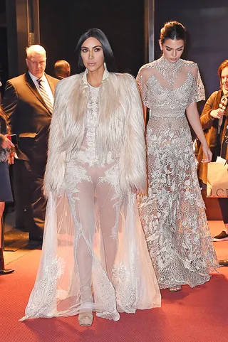 Kim Kardashian and Kendall Jenner - Kim Kardashian and Kendall Jenner turned heads while&nbsp;on their way to the Ocean's 8 movie set in New York. (Photo: TS, PacificCoastNews)