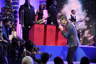 Robin Finds His &quot;Christmas Boo.&quot; - Robin Thicke serenades a fan in the audience. (Photo: John Ricard / BET)
