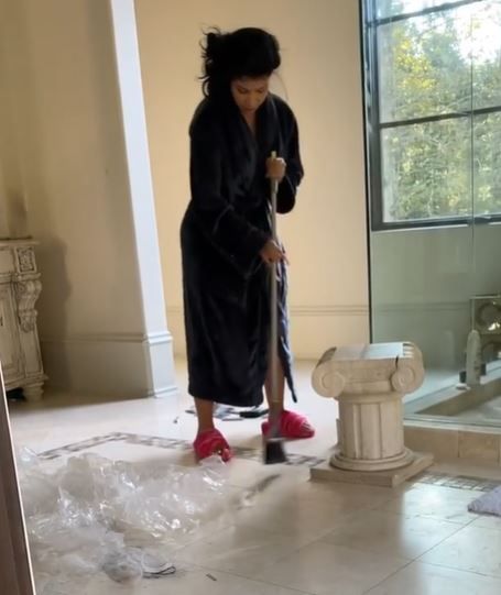 Cardi Be Cleaning! - Offset&nbsp;is setting the record straight—his wife does dabble in domestic housework!&nbsp;The&nbsp;Migos&nbsp;rapper recently caught a quick clip of his wife&nbsp;Cardi B&nbsp;sweeping their multi-million dollar mansion, and of course, he didn't miss the opportunity to call her out for her now-infamous WAP lyrics where she proclaims: 