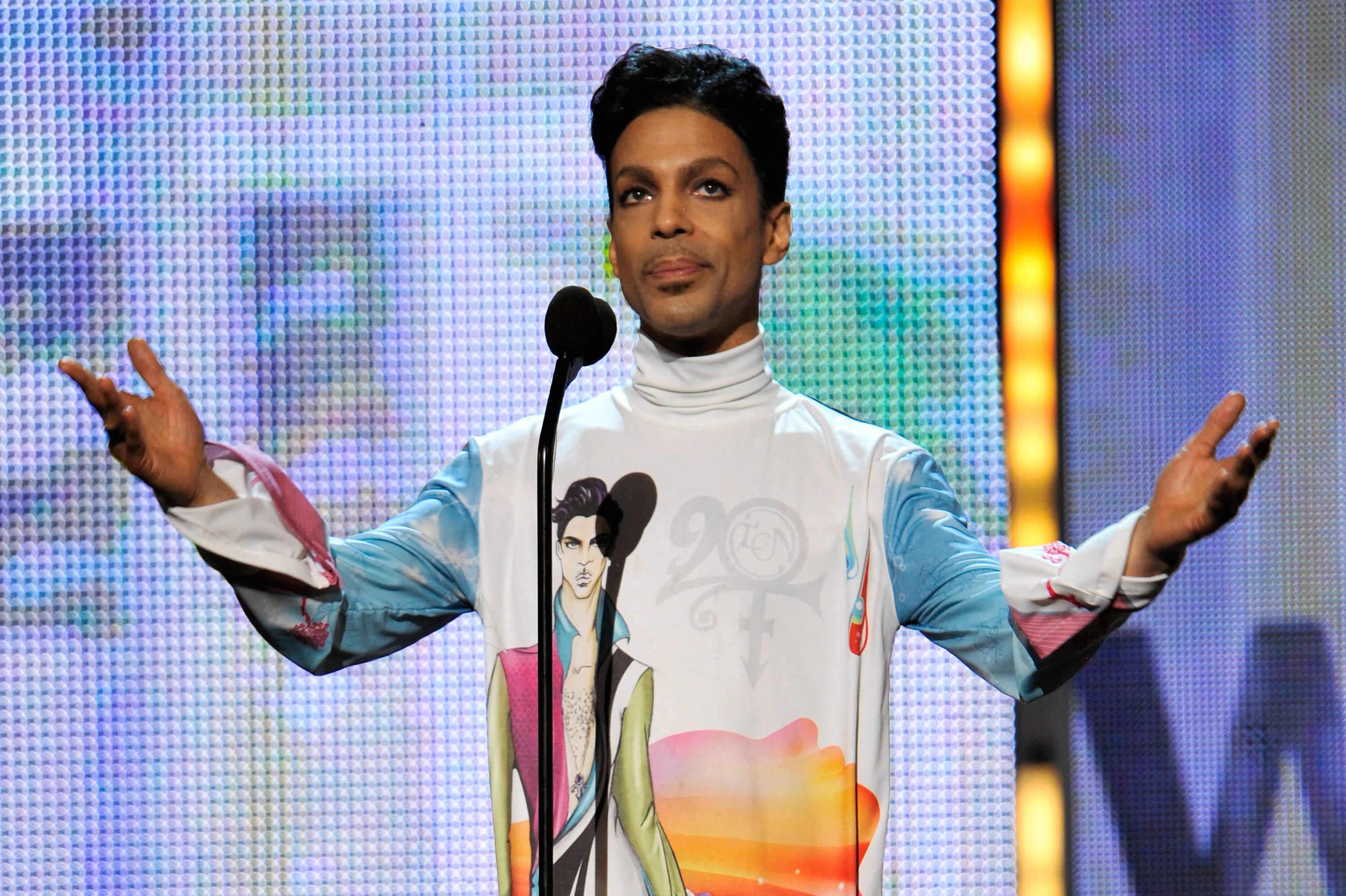 LOS ANGELES, CA - JUNE 27:  Prince onstage during the 2010 BET Awards held at the Shrine Auditorium on June 27, 2010 in Los Angeles, California.  (Photo by Kevin Mazur/WireImage)