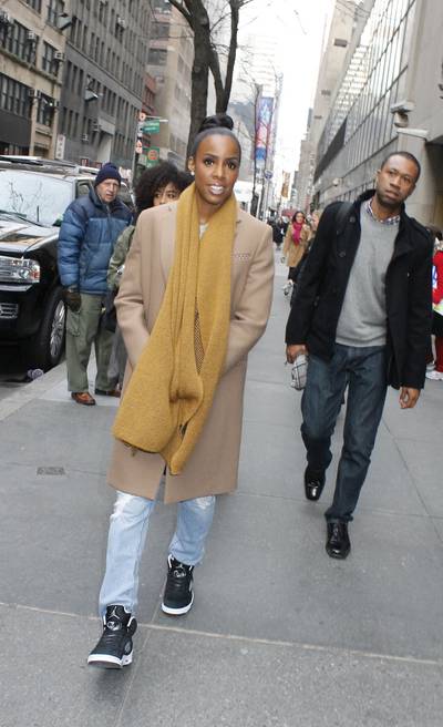 Low Key Kelly - Comfy and casual in a camel colored coat and black sneaker, Kelly Rowland leaves the Today show studios in NYC. (Photo:&nbsp;Fortunata / Splash News)
