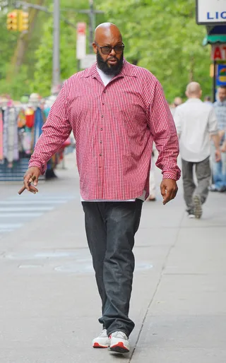 Whatcha Looking At? - Suge Knight&nbsp;gives the camera-happy paparazzi a hard look while walking the streets of NYC with a cigar in his hand.&nbsp;(Photo: Gachie / Splash News)