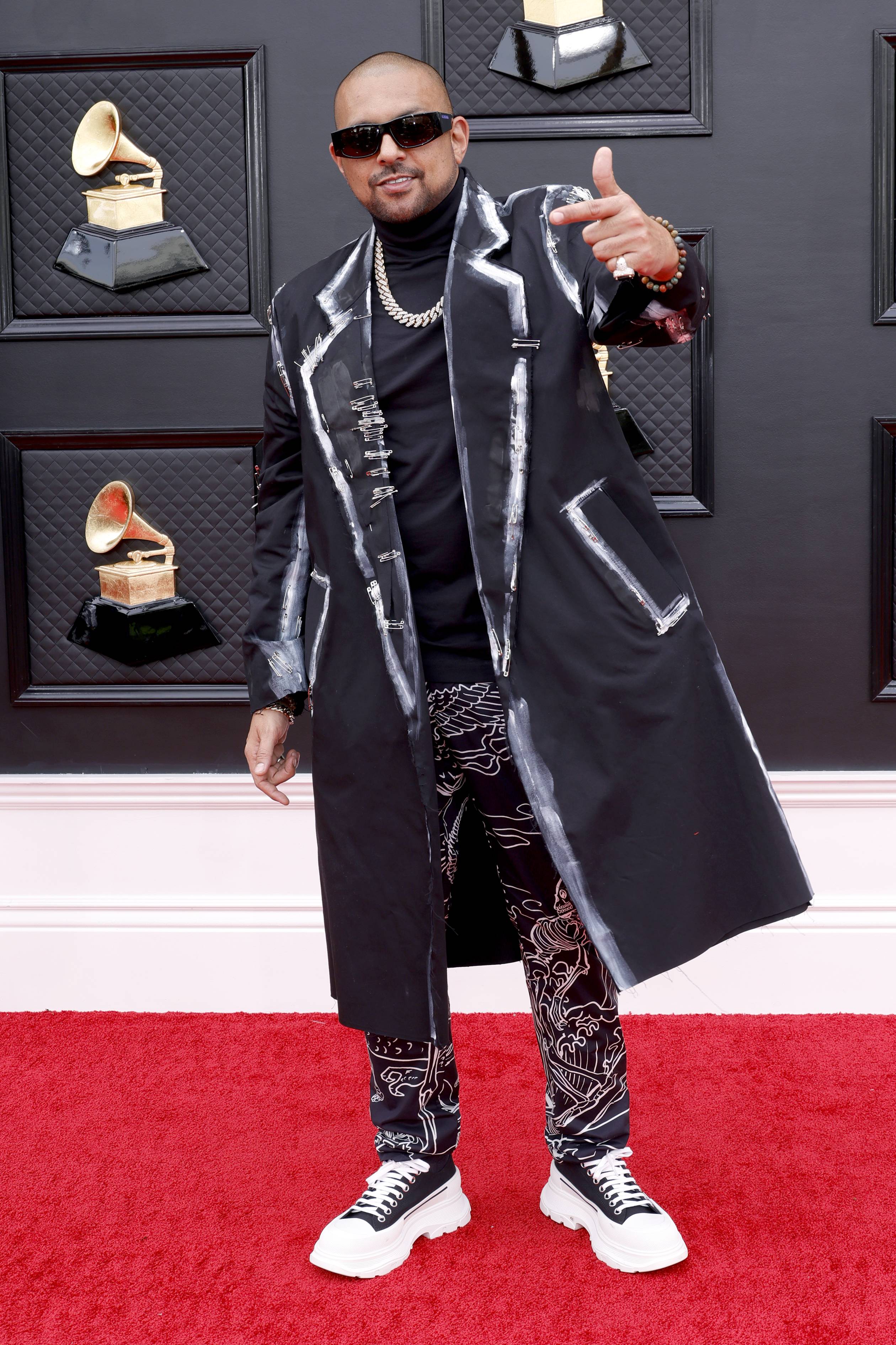 Sean Paul looked red Image 6 from GRAMMYS 2022 See All The Jaw