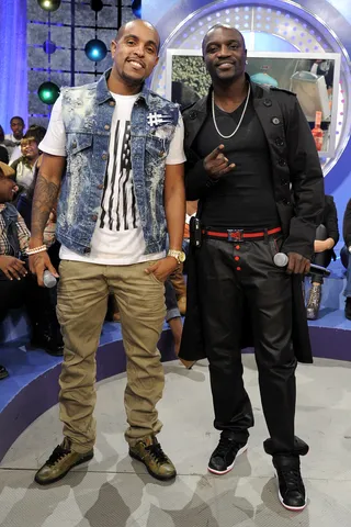 Good Times - Verse Simmonds and Akon share a laugh at BET's 106 &amp; Park.&nbsp; (Photo: John Ricard / BET)