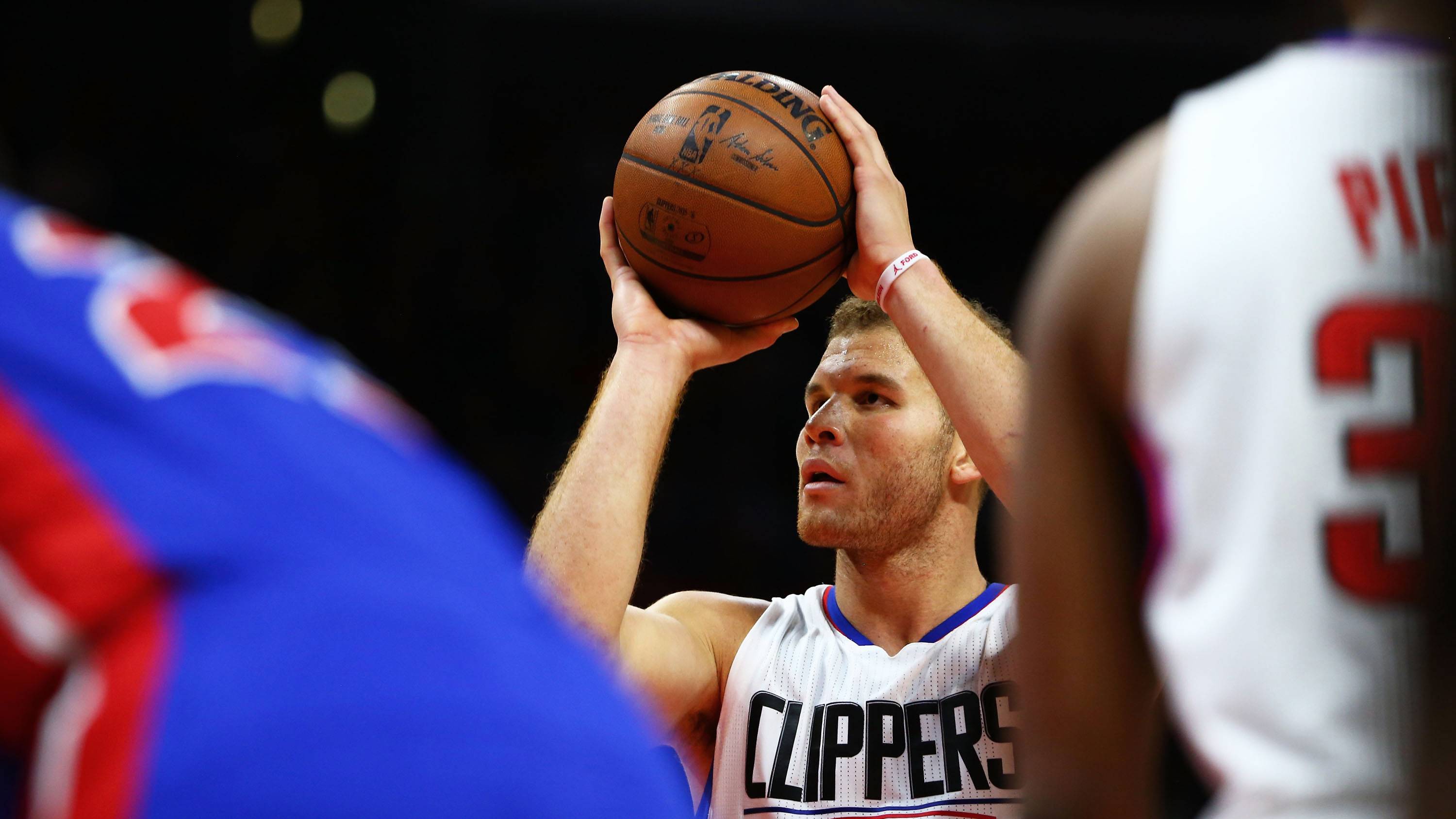 LOS ANGELES, CA - NOVEMBER 14:  Blake Griffin #32 of the Los Angeles Clippers shoots a free-throw in the second half of the NBA game against the Detroit Pistons at Staples Center on November 14, 2015 in Los Angeles, California. The Clippers defeated the Pistons 101-96. NOTE TO USER: User expressly acknowledges and agrees that, by downloading and or using this photograph, User is consenting to the terms and conditions of the Getty Images License Agreement.   (Photo by Victor Decolongon/Getty Images)