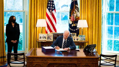 President Joe Biden signs the American Rescue Plan with Vice President Kamala Harris looking on in the Oval Office, Thursday, March, 11, 2021.  (Photo by Doug Mills/The New York Times)