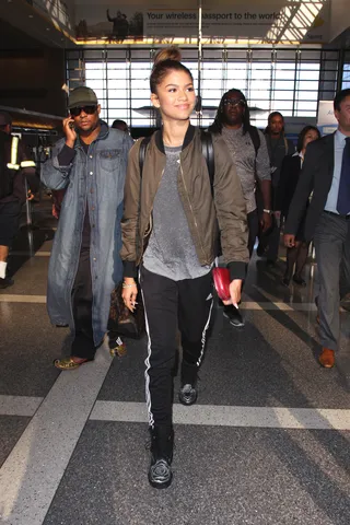 Lovely Z - Zendaya catches a flight out of Los Angeles with her father trailing closely behind as the adorable family were seen departing LAX.(Photo: Splash News)