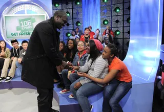 Love Yall - Akon acknowledges fans at 106 &amp; Park, April 30, 2012. (Photo: John Ricard / BET)