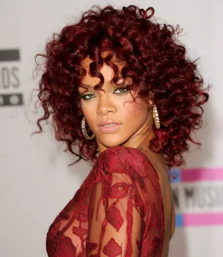 Crimson Curls - Rihanna killed the red carpet with her crimson curls that matched her form-fitting crimson dress. Her hazel-green eyes popped and she worked this look perfectly.(Photo: Jason Merritt/Getty Images)