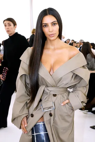 Kim Kardashian&nbsp;@kimkardashain - The contour queen skipped the face beat all together at Paris Fashion Week. She showed up to Balenciaga SS17 make-up free, perhaps her biggest statement yet.(Photo: Bertrand Rindoff Petroff/Getty Images)