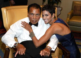 The Greatest - Muhammad Ali and honoree Halle Berry attend Muhammad Ali's Celebrity Fight Night XVII in Phoenix. (Photo: Michael Buckner/Getty Images for Celebrity Fight Night)