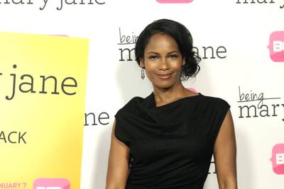 Beauty - The beautiful Robinne Lee stuns on the red carpet before seeing her character Avery come to life at the L.A. premiere of Being Mary Jane!(Photo: BET)