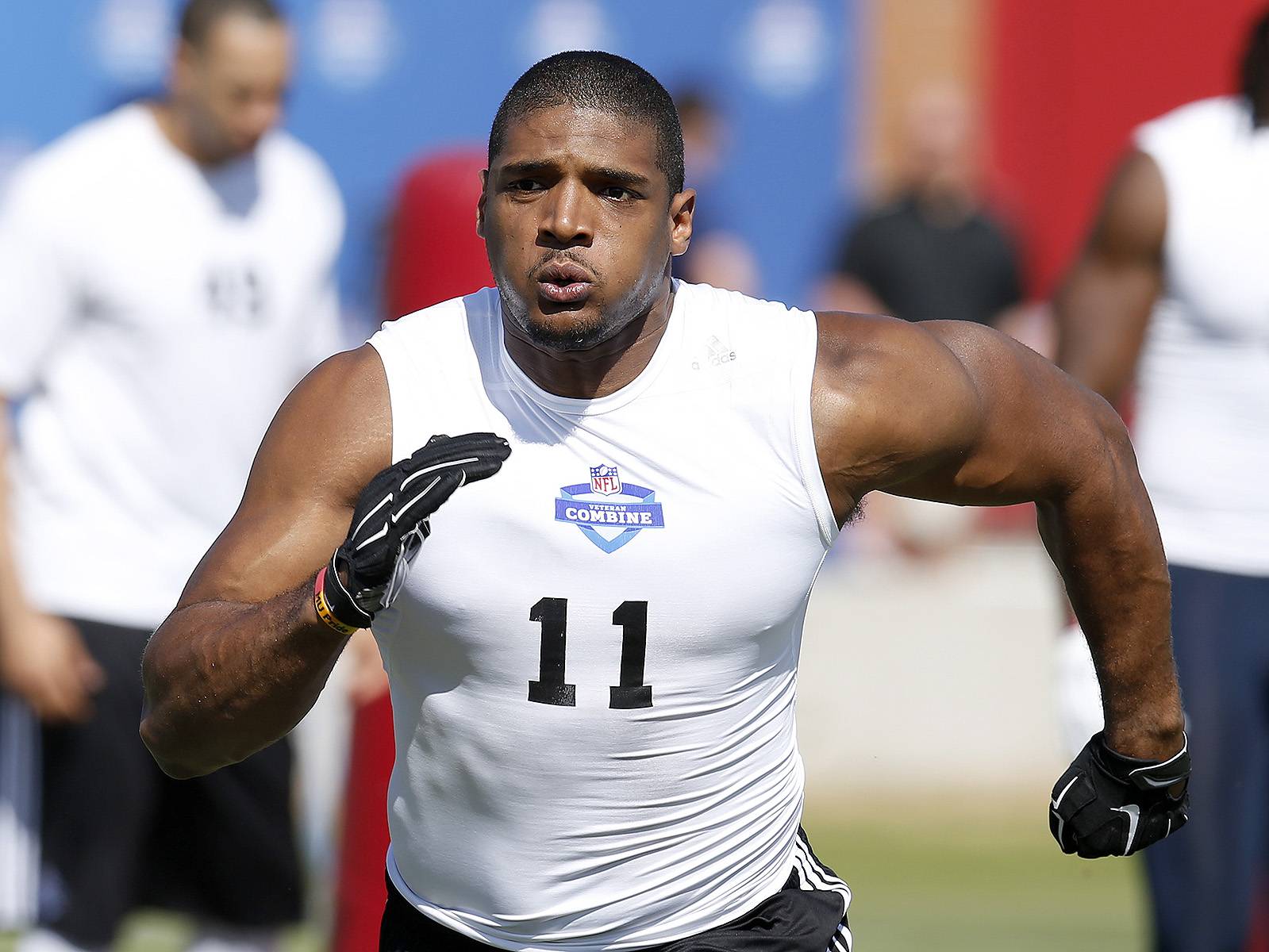 Michael Sam, first drafted openly gay player, cut by St. Louis Rams - CBS  News