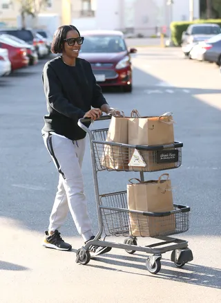 Everyday Living - Kelly Rowland was spotted grocery shopping at Bristol Farms.&nbsp;(Photo: WENN.com)