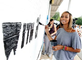 Giving Back - Recording artist Keri Hilson works on the mural she co-designed as part of the Bing Summer of Doing at Osborne High School in Atlanta.    (Photo: Ben Rose/Getty Images)