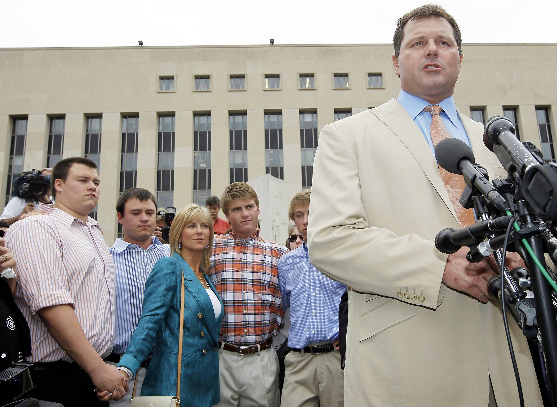 Roger Clemens' wife takes stand at perjury trial - CBS News