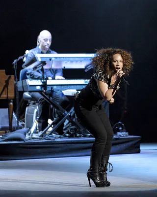 She's Baack! - New mommy Alicia Keys is back onstage at the Stephen Lewis Foundation’s Hop Rising! Benefit Concert in Toronto.(Photo: Dominic Chan/ WENN.com)