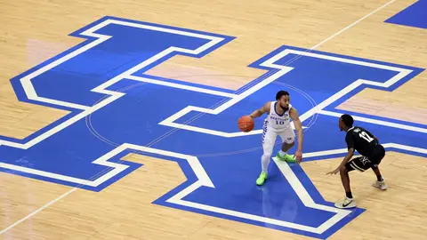 LEXINGTON, KENTUCKY - JANUARY 05:   Davion Mintz #10 of the Kentucky Wildcats dribbles the ball against the Vanderbilt Commodores at Rupp Arena on January 05, 2021 in Lexington, Kentucky. (Photo by Andy Lyons/Getty Images)