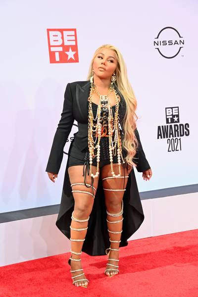 Lil' Kim - Lil' Kim&nbsp;showed for the culture's biggest night (BET Awards 2021) wearing lengthy blonde tresses with light curls that flowed down her shoulder. Beautiful! (Photo by Paras Griffin/Getty Images for BET)