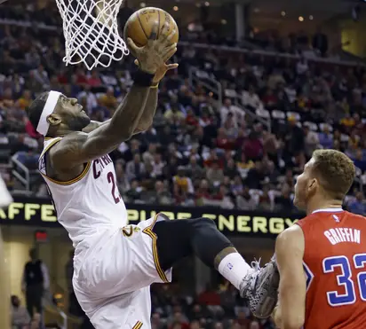 Ricky Davis of the Cleveland Cavaliers dunks the ball against the News  Photo - Getty Images