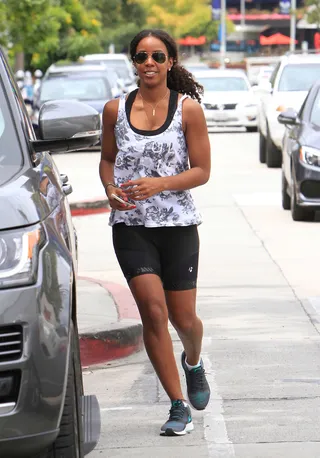 Fit Chick - Kelly Rowland grabs a bite to eat after working out with her trainer in Los Angeles.   (Photo: PacificCoastNews)