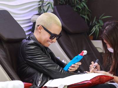 All on Instagram - Amber Rose was spotted kiki-ing at something on her phone while relaxing in LA.(Photo: Bauer-Griffin/Bauergriffin.com)